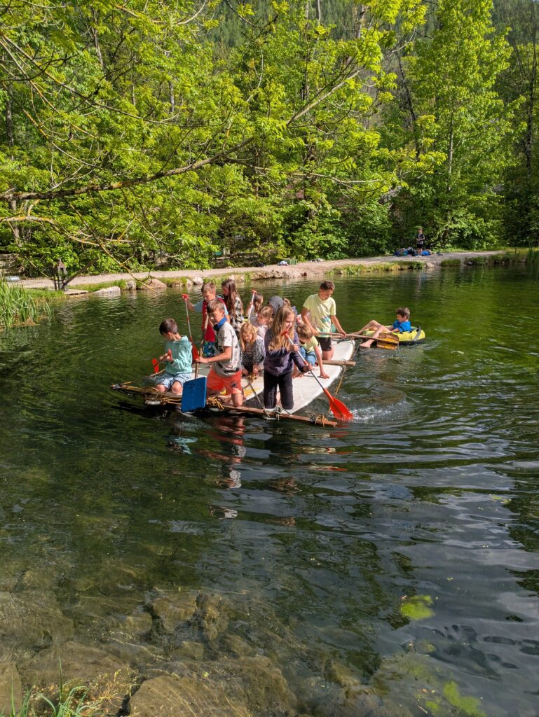 Die 4c der VS Murfeld erlebte tolle Projekttage am Appelhof mit Floßbau, Hochseilgarten und Kinderdisco.
Spaß, Abenteuer und Gemeinschaft standen dabei im Mittelpunkt!