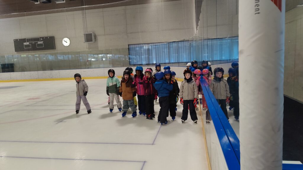 Die 2b-Klasse beim Eislaufen